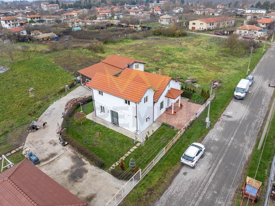 Къща в Добрич, област-с.Сенокос площ 320 цена 450000