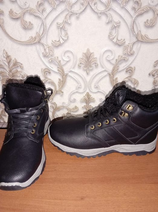 Продам кроссовки р 41