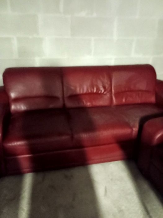 Червен кожен диван и единичен фотьол