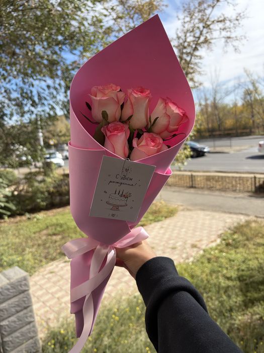 С открыткой и доставкой по городу