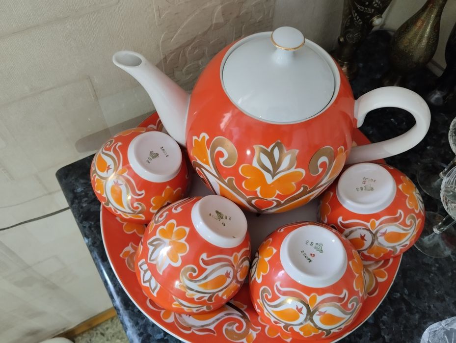 Красочный сервиз в национальном стиле,