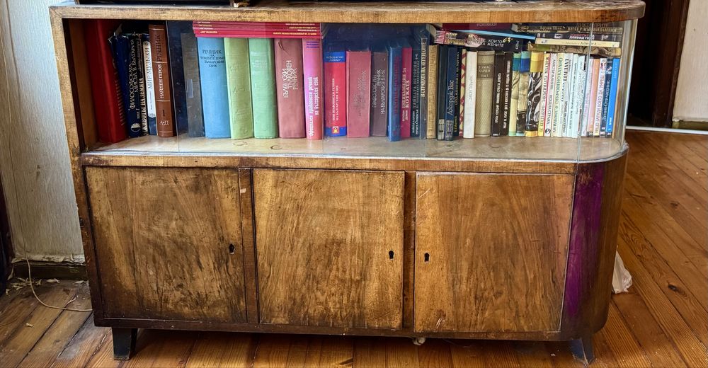 Красив шкаф от дърво за книги и други интересни неща си търси нов собственик