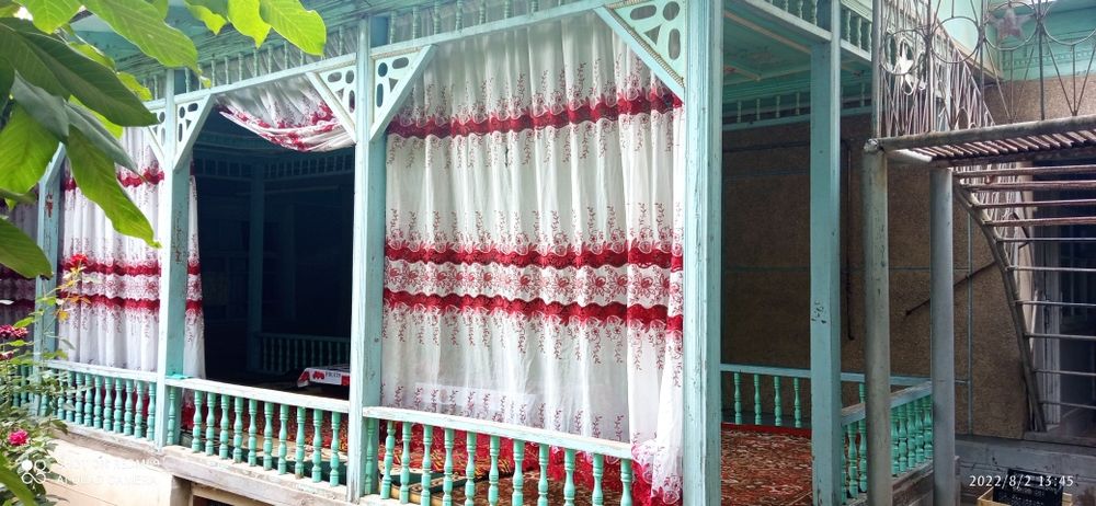 Паркентда Уй сотилади,  йу́л ёкасида