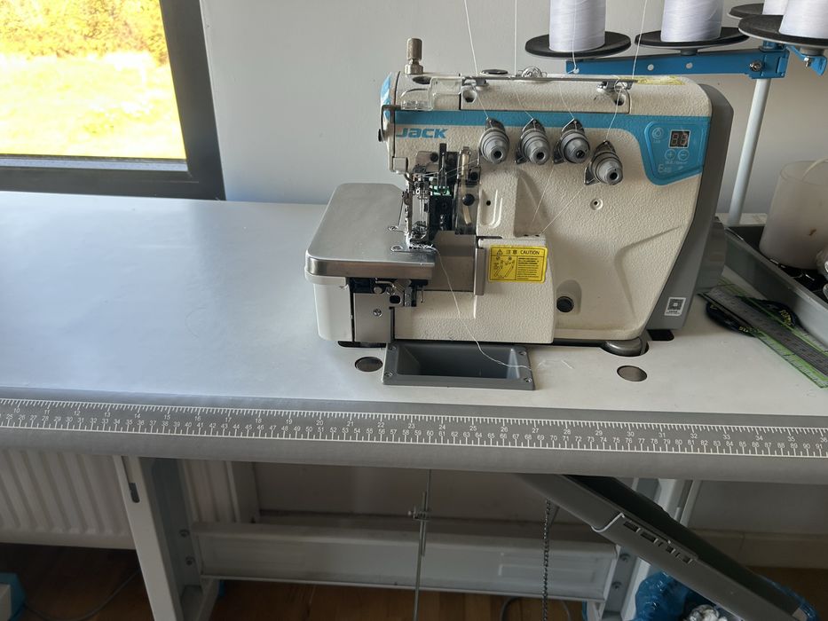 JACK E4S-04 – mașină de surfilat industrială Triplock, 2 ace – ca nouă