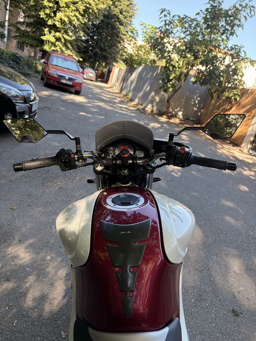 Motocicleta Naked Suzuki SFV 650 Galdius