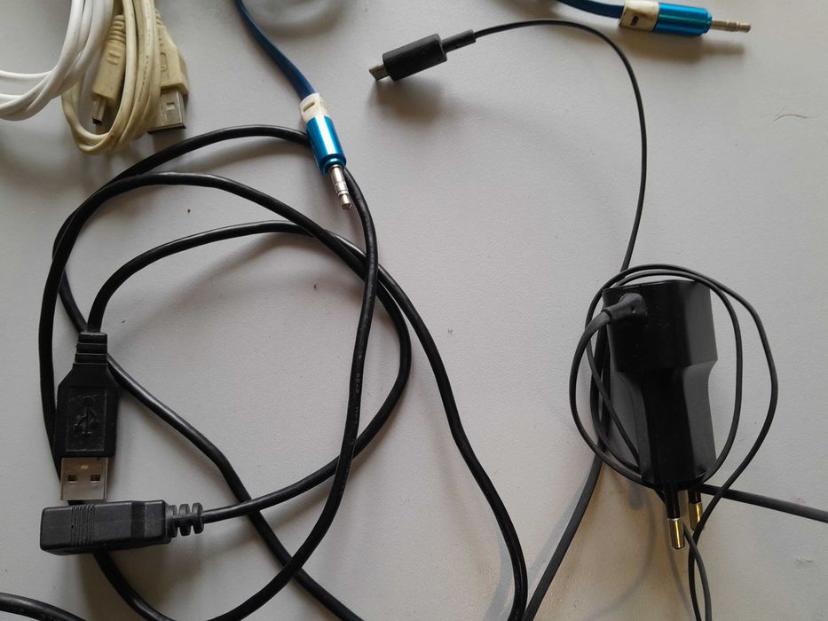 Cabluri diverse - prelungitoare, incarcatoare, cabluri PC, audio