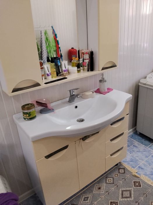 Продам шкаф с зеркалом и тумба с ракавирой.