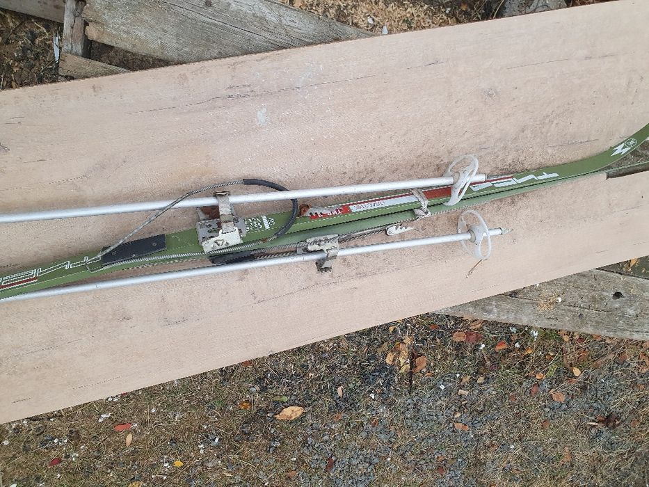 Продам лыжи снеговые с палками