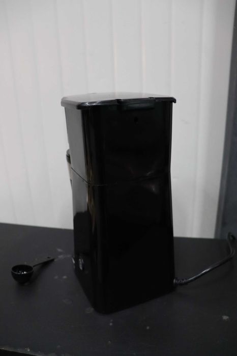 Кафе машина Bestron с изолирана чаша, черна/сребриста