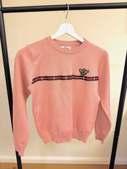 Тънък пуловер с брошка