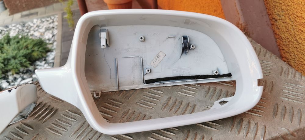 Vând diverse piese Audi A4 b8. 5 ,capace oglinzi, semnalizări oglinzi, embleme fata-spate