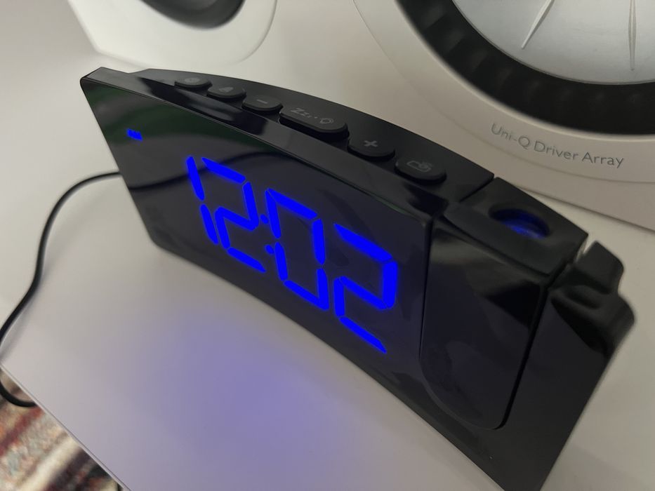 Ceas cu ecran curbat si proiectie