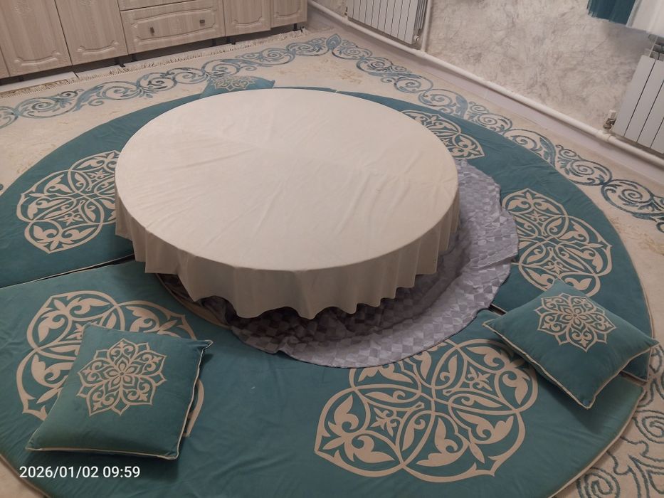 Стол круглый, складной.