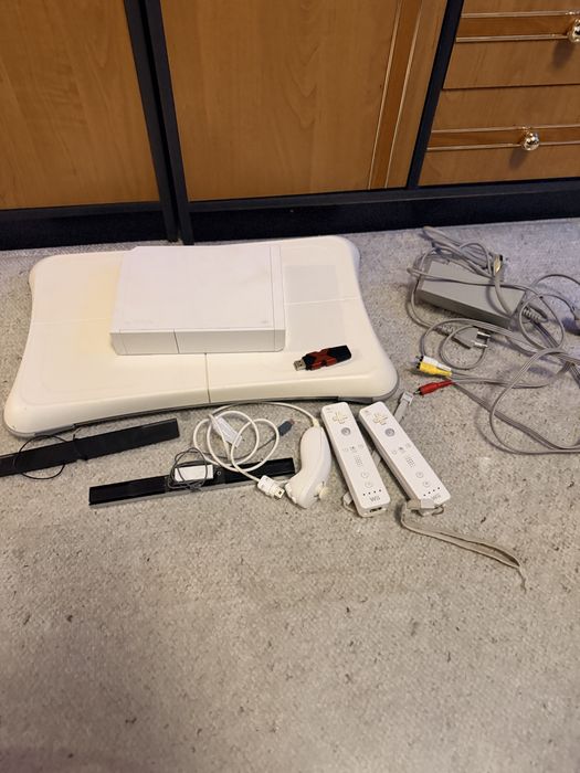 Vând consolă Nintendo Wii modată – pachet complet, perfect funcțional