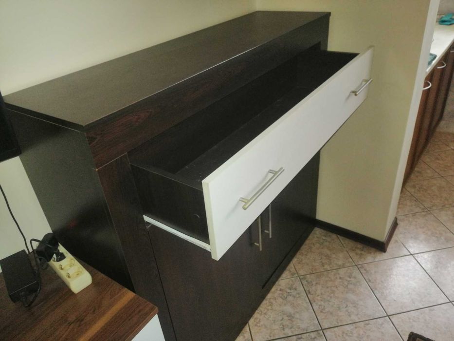 Продавам два ретро стола, два шкафа с чекмеджета