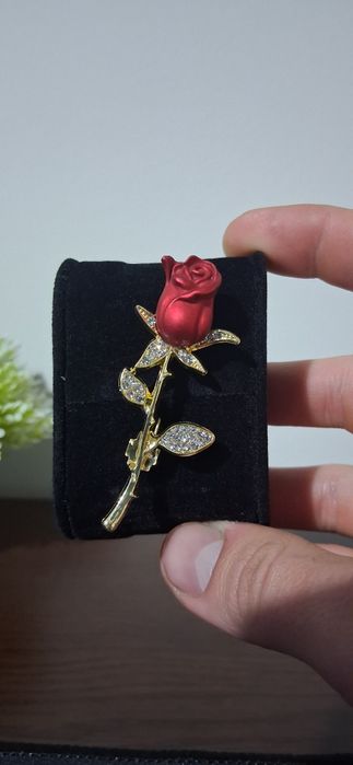 Rose shaped brooch
