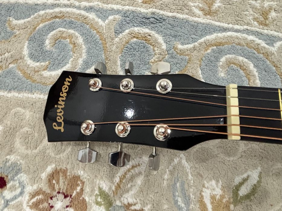 Гитара сатылады новый каропкасыда бар