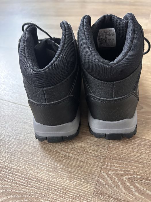 Adidas детски боти и Апрески