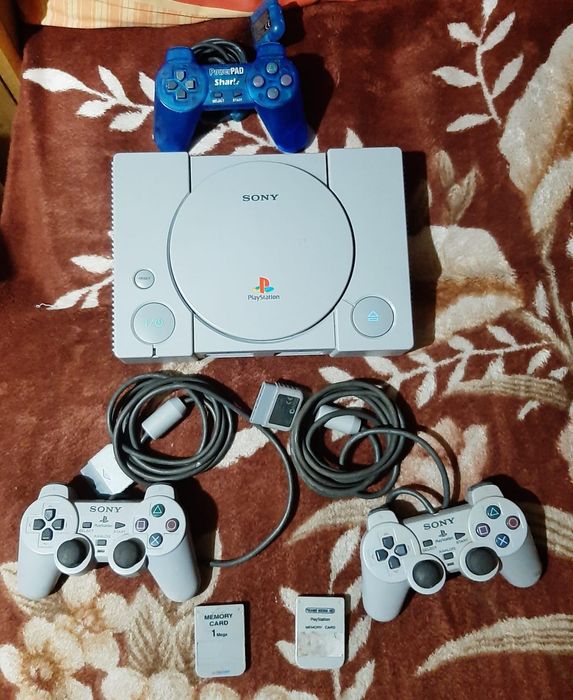 Vând PlayStation 1 făt complet cu 2 manete în stare buna