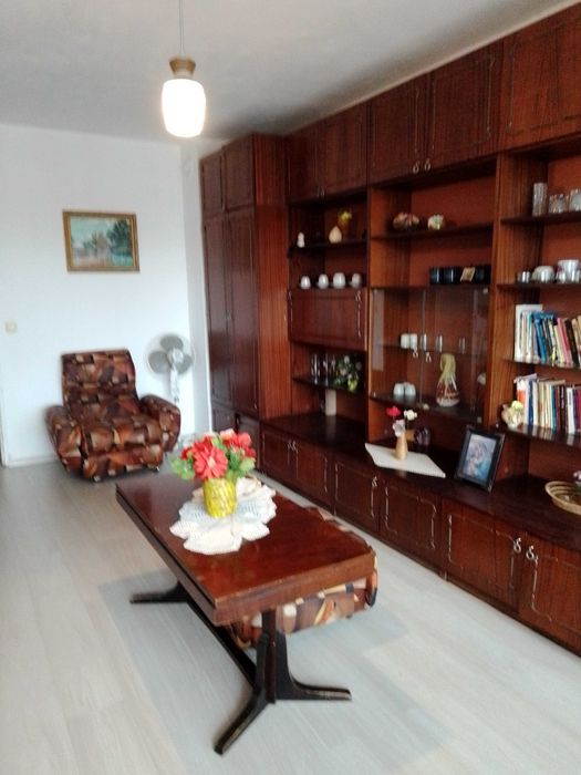 Дава двустаен апартамент под наем в центъра