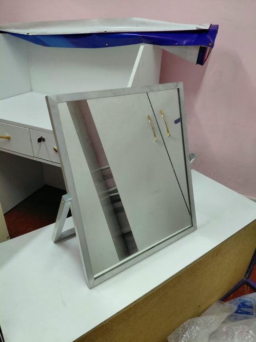 Продам зеркало на подставке