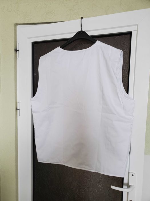 Продавам чисто нова жилетка в бяло