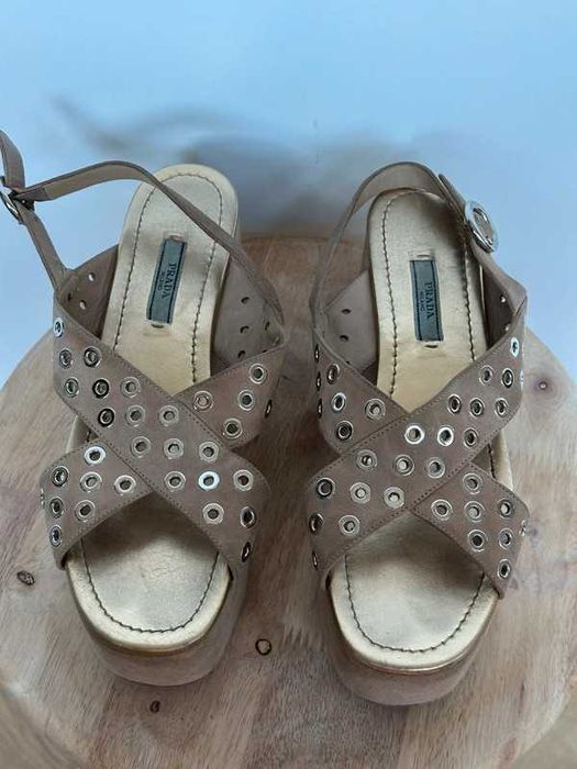 Sandale cu platformă din piele întoarsă Prada