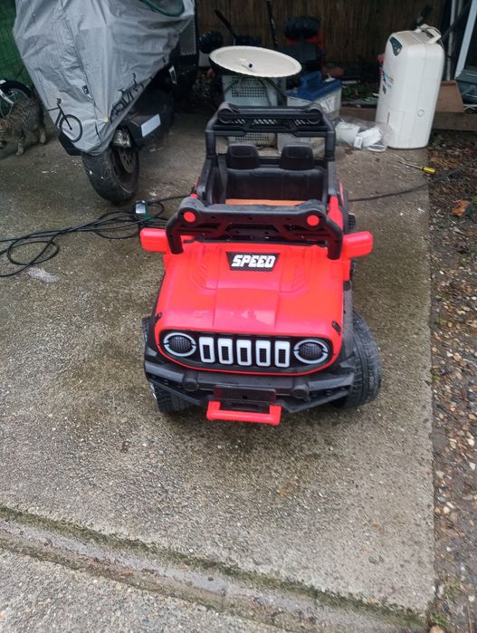 Vând mașină de copiii electrica foarte puțina folosită