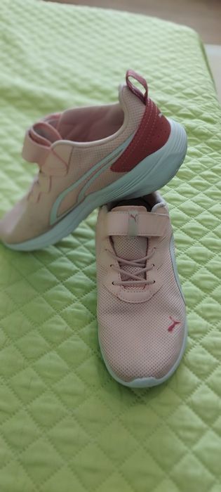 Adidasi, marca Puma, roz, pentru fete, marimea 35, in stare buna