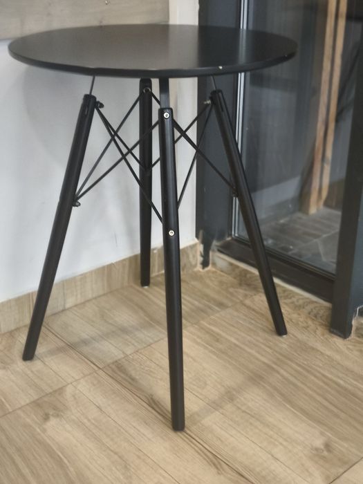 Кръгла маса скандинавски стил