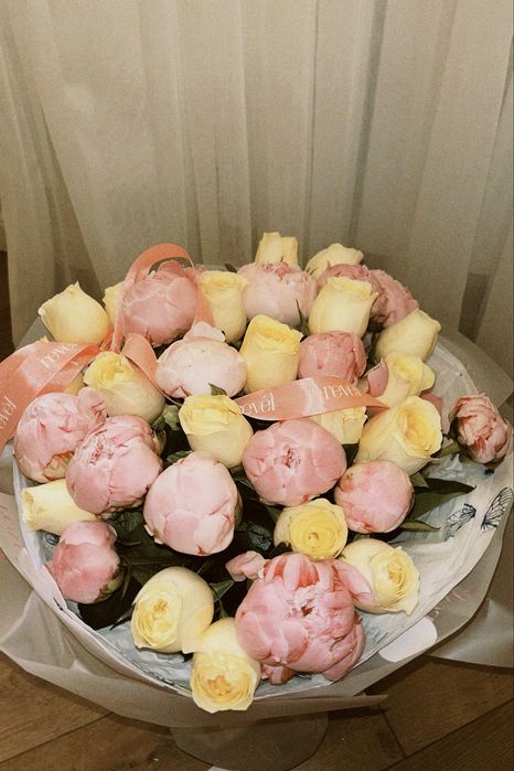 Букет пионы и розы