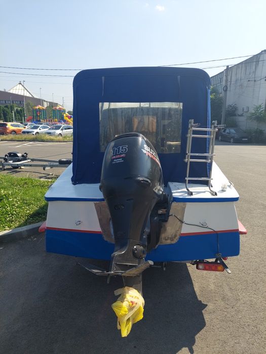 Vând barca cabinata cu motor și peridoc
