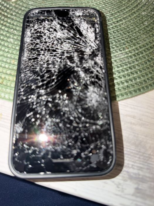 Продавам Айфон СЕ 2020 за части!!