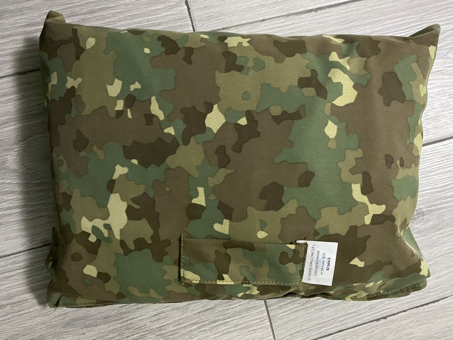 Vand bocanci si costum intemperii militare