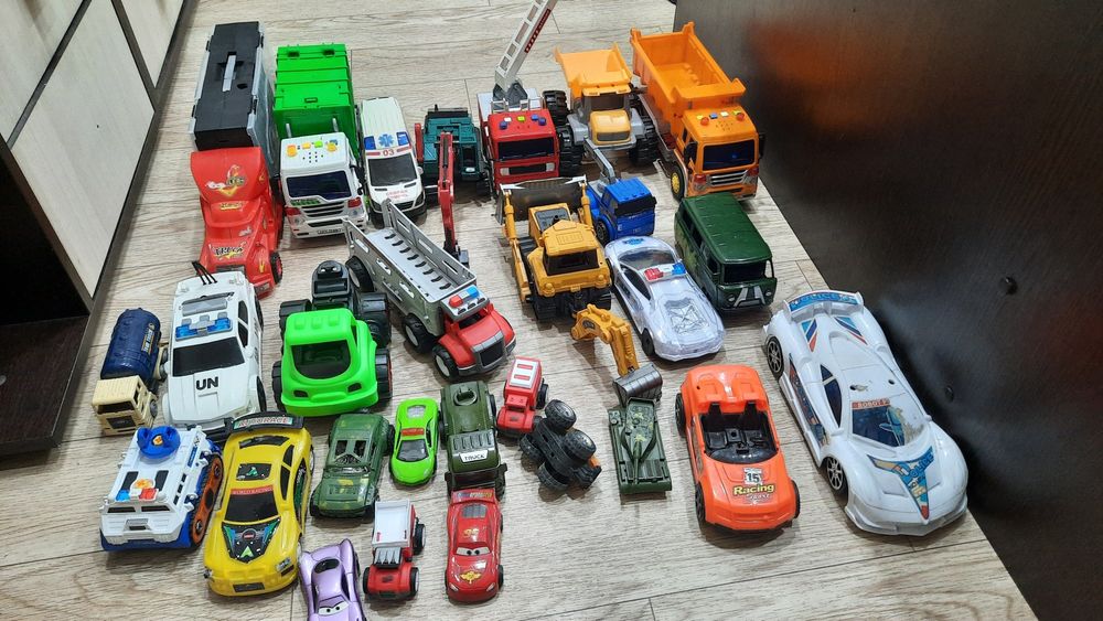 Машинки продам разные