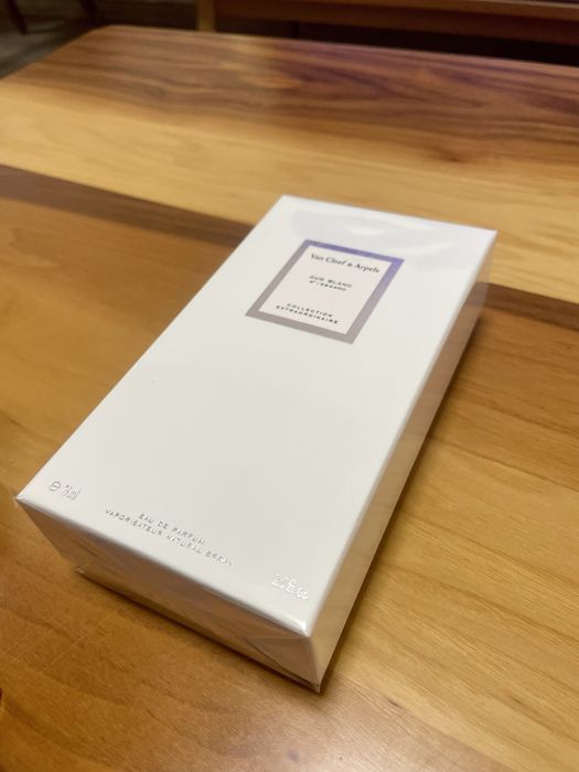 Продавам дамски парфюм Van cleef oud blanc