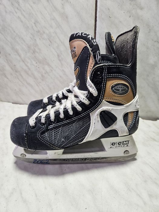 Patine 2062 hochei hockey CCM  marime 37,5  ( 24  cm)