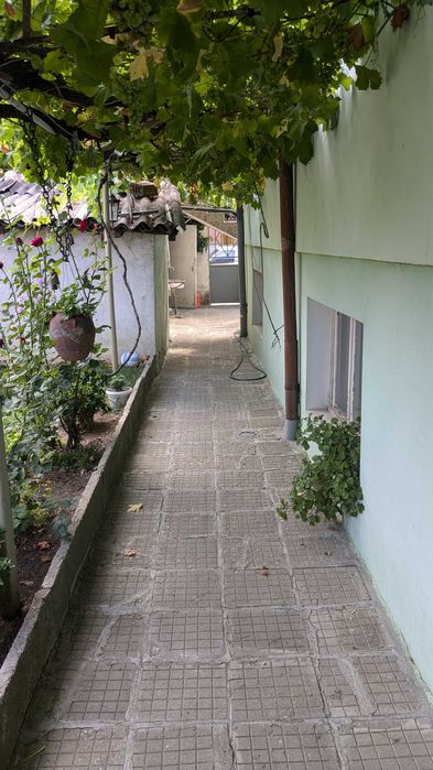 Етаж от къща продавам.