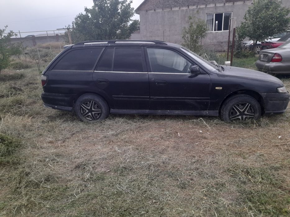 Мазда 626 прави рул
