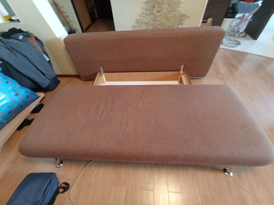 Диван коричневый