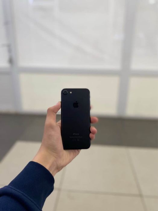 Продам iphone 7.