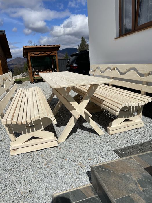 Vând set masă cu bănci