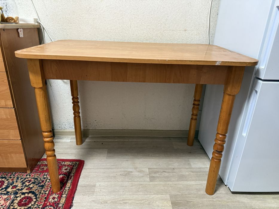 Стол кухонный,прочный