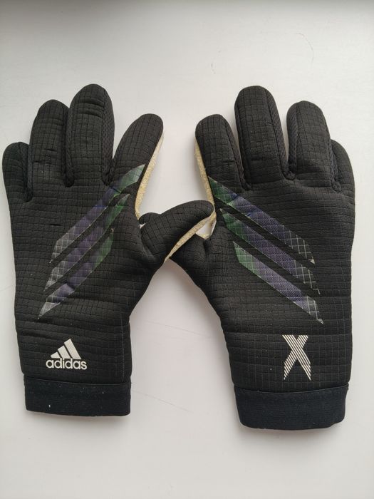 Продам 2 пары перчаток и 2 мяча