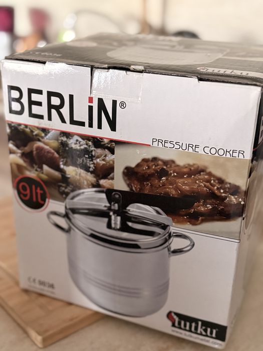 Тенджера под налягане 9л BERLiN