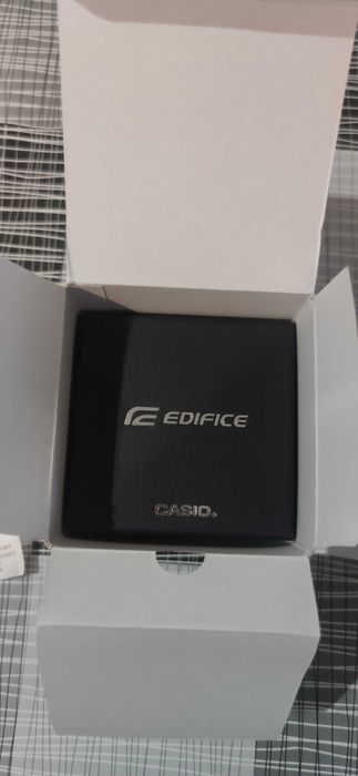 Продавам часовник casio