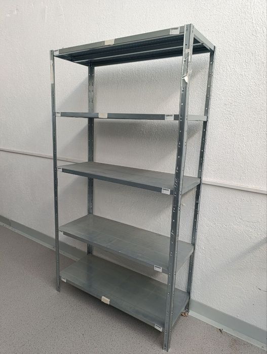 Продавам метални стелажи