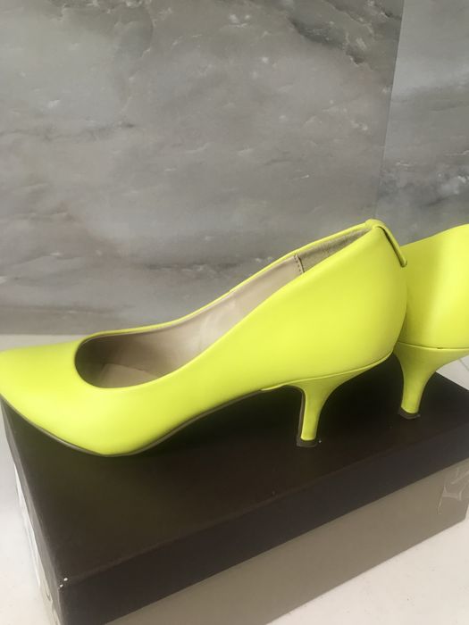 Продам красивые стильные туфли