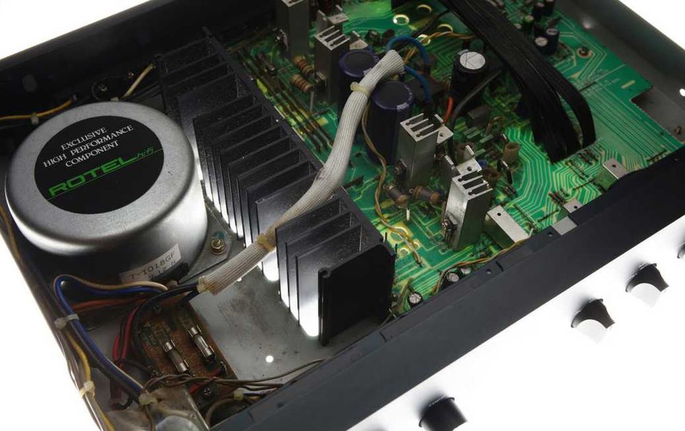 Rotel RA 840 BX 4 amplificator stereo statie audio