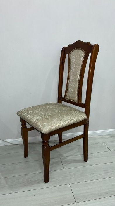 Продаётся стол с 8 стульями в отличном состоянии.